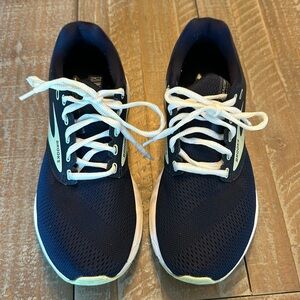 Brooks woman’s Blue running shoes 1203361B442 size 9